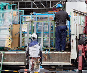 都市の街の建設中の現場で働く男性作業員の姿