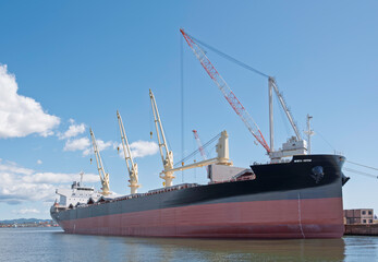 クレーンと船体の構造美 — 港町の力強さ