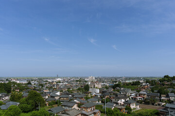丘の上から眺める日本の街並み