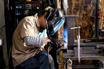 溶接をする人