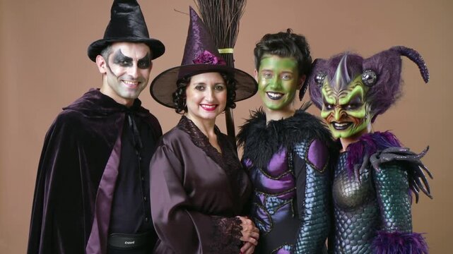 Una familia  sonriendo, todos con disfraces detallados de Halloween