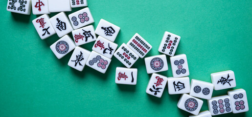 緑色背景に並ぶマージャン牌	