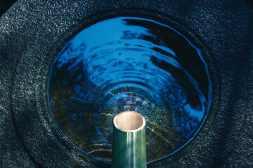 水の流れと波紋と水面、日本庭園の手水舎