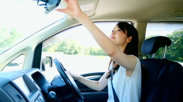 若い女性　運転　出発前　安全確認
