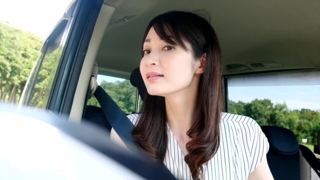 若い女性　運転　バック　車庫入れ　後退
