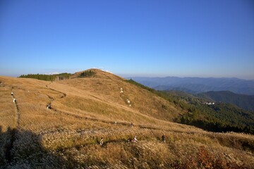 秋の生石高原と青空のハイキング