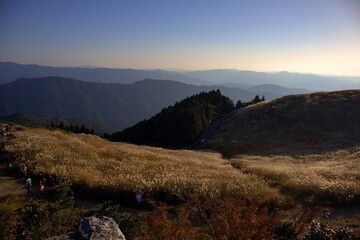 夕焼け前の生石高原と山並み