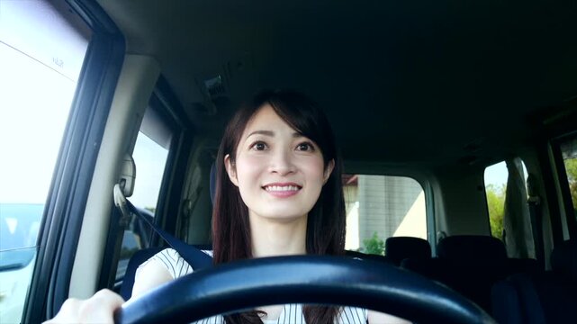 若い女性　運転　前進
