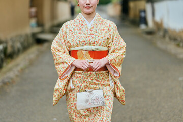 武家屋敷群を散策する着物姿の女性