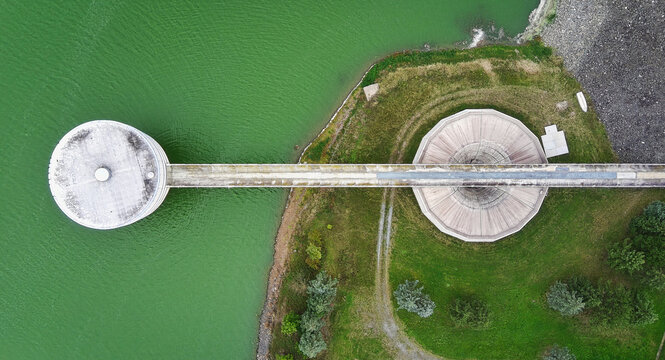 Filter system at the reservoir