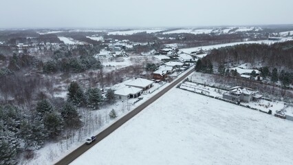 Obraz premium Overhead view of snow-covered houses and roads