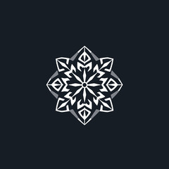 Obraz premium Abstract geometric design featuring a white, symmetrical, floral-like pattern on a dark background.