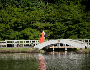 夏の徳川園の中で散策している男女の姿