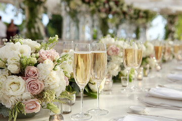 Elegant wedding table with champagne glasses and floral arrangements