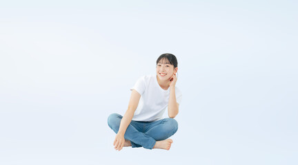 笑顔で座るカジュアルウェアを着た10代女性の切り抜き全身写真（切り抜き背景透過PNGも販売しております。&darr;作成者リンクから「PNG」で検索してください）