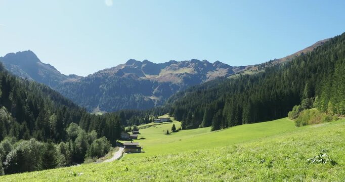 Das Alpbachtal von Inneralpbach. Richtung Greitergraben und Farmkehrnalm mit Blick auf den Gro&szlig;en Gallenberg und Dristenkopf vom B&ouml;glalmweg an den H&auml;ngen des Wiedersbergerhorns