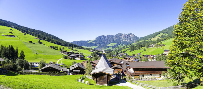 Panoramablick auf Inneralpbach Dorf im Alpbachtal im &Ouml;sterreichischen Tirol. Gegen&uuml;ber der Gratlspitze zwischen den H&auml;ngen des Wiedersberger Horns links und des Hahnkopfs rechts