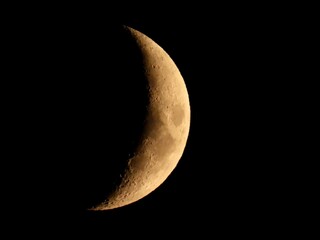 夜空に浮かぶ三日月