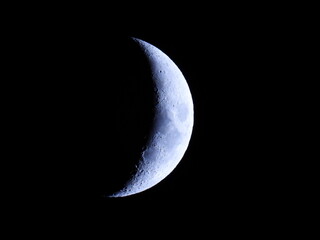 夜空に浮かぶ三日月