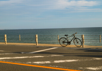 海辺の道と自転車