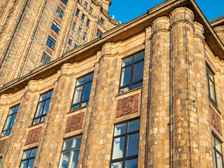 Obraz premium A grand building constructed in the 1950s during the Soviet era, showcasing its monumental architectural elements. 