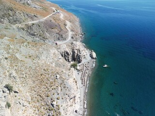 Wyspa Kos - Grecja - plaża z wodą termalną wydobywającą się z ziemi nagrana dronem w wysokiej jakości © Konrad