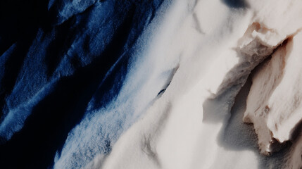 雪の断層が生み出す濃淡とコントラスト