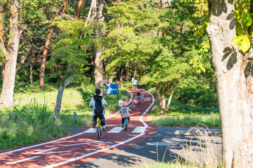 サイクリングを楽しむ家族