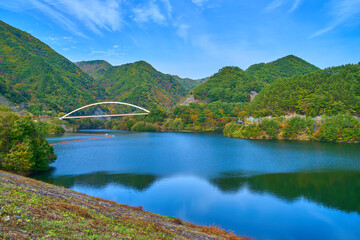 山梨県北杜市のみずがき湖南岸から北側の鹿鳴峡大橋方面