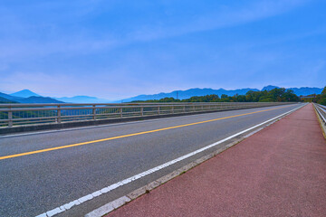 秋の山梨県北杜市の八ヶ岳高原大橋(黄色い橋)の上から南側の富士山と南アルプスの眺望