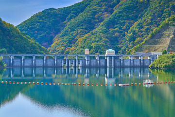 山梨県北杜市のみずがき湖から塩川ダム方面を見る