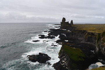 L&oacute;ndrangar &egrave; una coppia di picchi rocciosi situati sulla costa settentrionale dell'Islanda, nella penisola di Sn&aelig;fellsnes