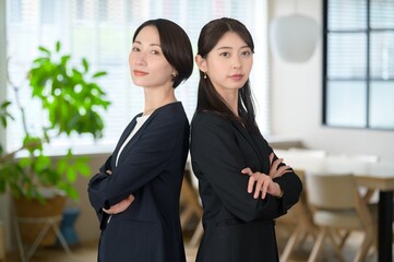 オフィスで腕を組んでカメラ目線の日本人女性