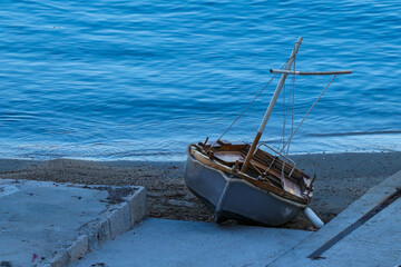 Obraz premium Small Wooden Boat Resting on Shoreline
