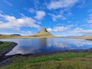 Kirkjufell (islandese: Montagna della chiesa) &egrave; una montagna alta 463 metri situata sulla costa nord della dell'Islanda, nella penisola di Sn&aelig;fellsnes