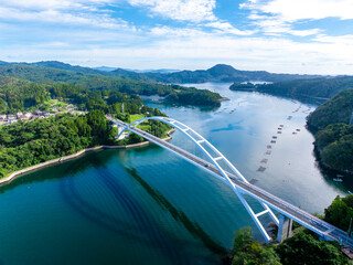 気仙沼大島大橋と気仙沼大島※右側（宮城県気仙沼市）