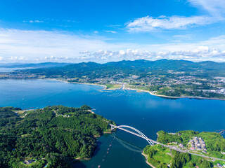 気仙沼大島大橋と気仙沼大島※左側、気仙沼湾（宮城県気仙沼市）
