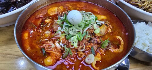 Spicy Noodle with vegetables and seafood 