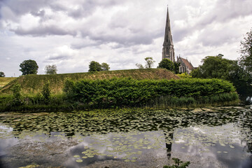 Blick über den Wassergraben des Kastells von Kopenhagen auf den die einzige anglikanische Kirche,...
