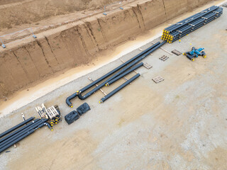 Lagerplatz für Rohre einer Fernwärmeleitung