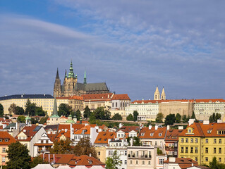 Obraz premium Stunning Prague Castle: Iconic European Landmark Overlooking Scenic City Skyline for Travel Photography and Digital Use. Ultra High Resolution
