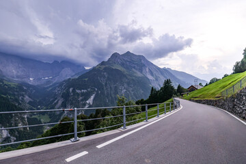 Naklejka premium Montañas y praderas / Mountains & Meadows / Berge und Wiesen – carreteras alpinas con vacas al borde.