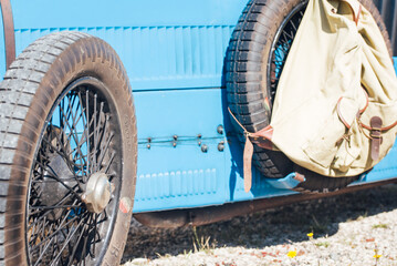 D&eacute;tail d'une ancienne automobile Bugatti. Voiture de collection. Roue avant d'une belle voiture cabriolet.