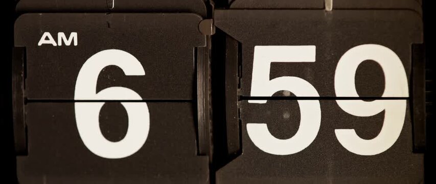 4K Flip Clock: 7 AM Time Display