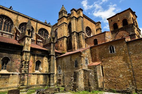 
Les ruines du Palais du roi des Asturies Alphonse II sur le c&ocirc;t&eacute; sud de la cath&eacute;drale d'Oviedo
