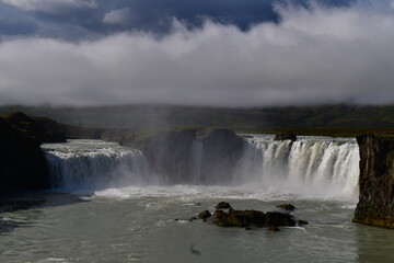 Go&eth;afoss (dall'islandese: "cascata degli d&egrave;i") &egrave; una delle cascate pi&ugrave; note e spettacolari d'Islanda, situata nel nord dell'isola