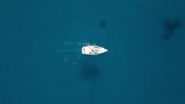 Bateau solitaire en mouvement film&eacute; en vue verticale par drone
