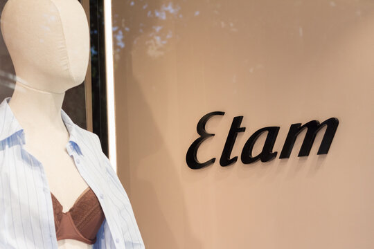 CORDOBA, SPAIN - SEPTEMBER 15, 2025. Etam logo on Etam shop. Etam is a French clothing (lingerie) company