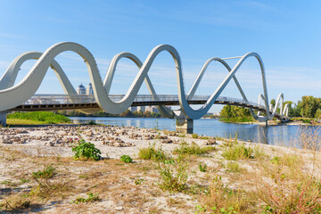 Fototapeta premium Wavy Bridge at Obolonsky Island in Kyiv Showcases Modern Architectural Design
