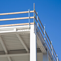METAL FRAMEWORK WITH SAFETY ANTI-FALL PARAPETS ON CONSTRUCTION S